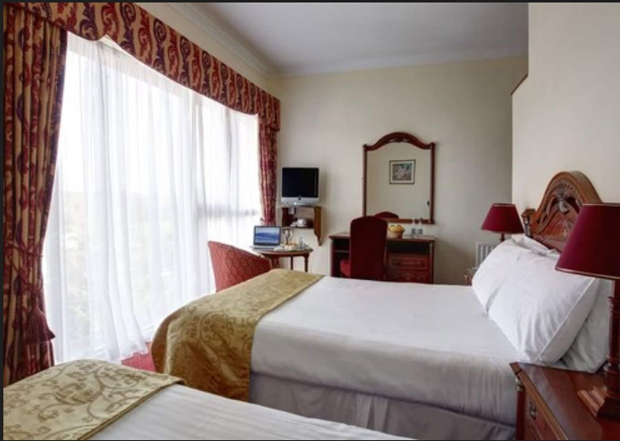 เดอะ รอยัล โฮเต็ล แอนด์ เมอริล เลชเชอร์ คลับ Hotel เบรย์ ภายนอก รูปภาพ