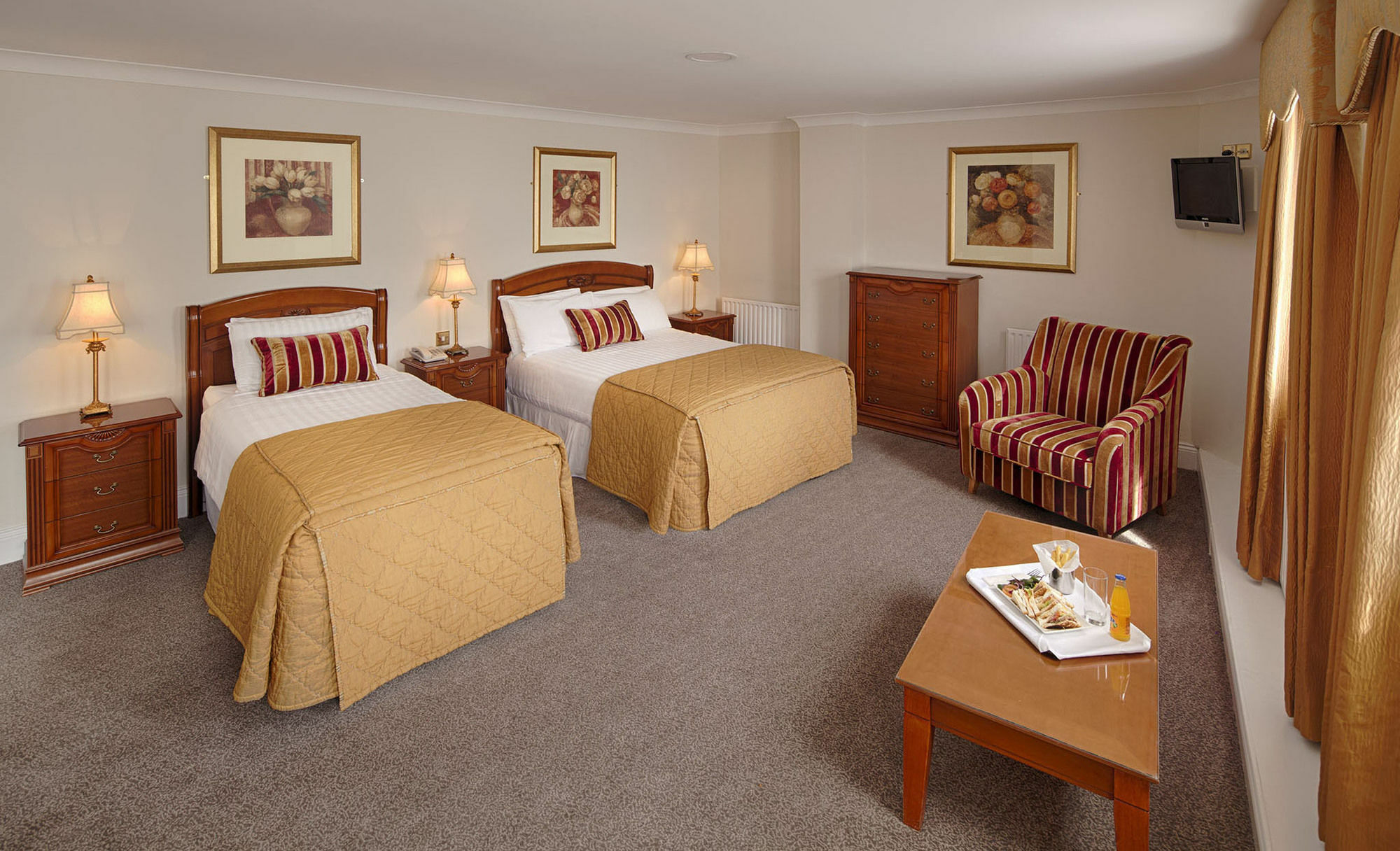 เดอะ รอยัล โฮเต็ล แอนด์ เมอริล เลชเชอร์ คลับ Hotel เบรย์ ภายนอก รูปภาพ